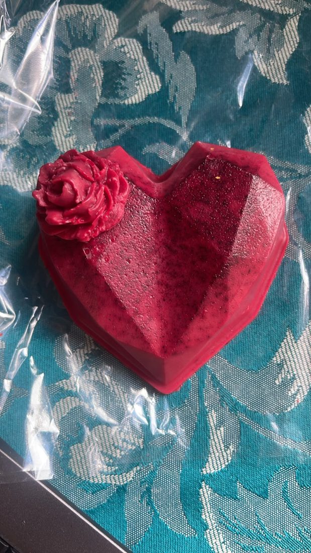 Sabonete coração vermelho com rosa em relevo