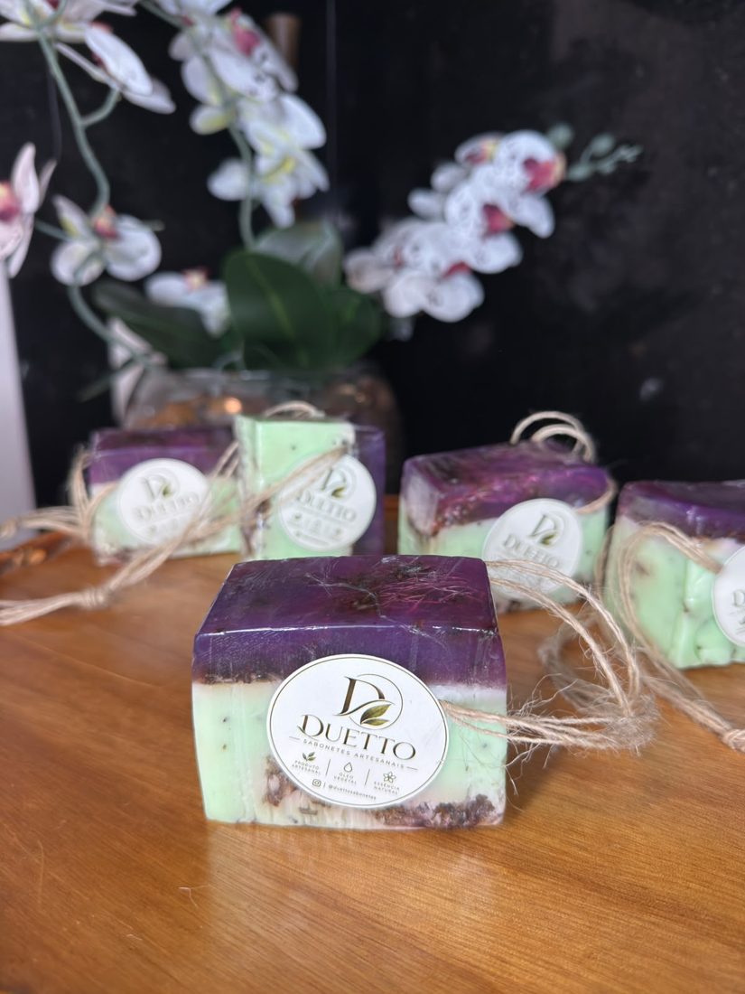 Sabonetes Barra com Cordão, em camadas lilás e verde, amarrados com cordão de sisal