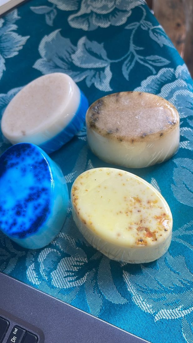 Quatro sabonetes ovais em cores variadas