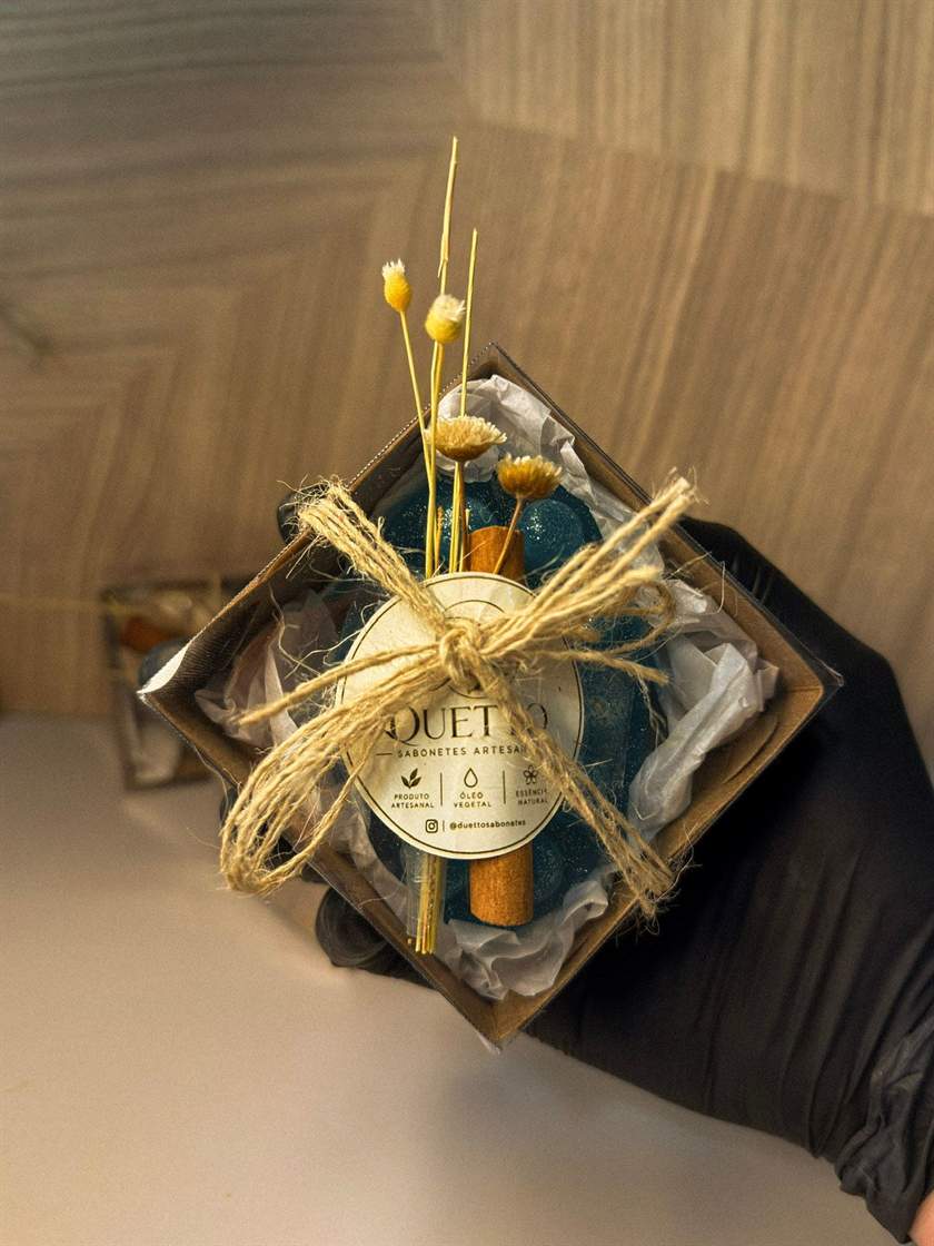 Sacola kraft e caixinha de presente com sabonete roxo, cordão de sisal, flores secas e etiqueta Duetto (foto 3 de 4)