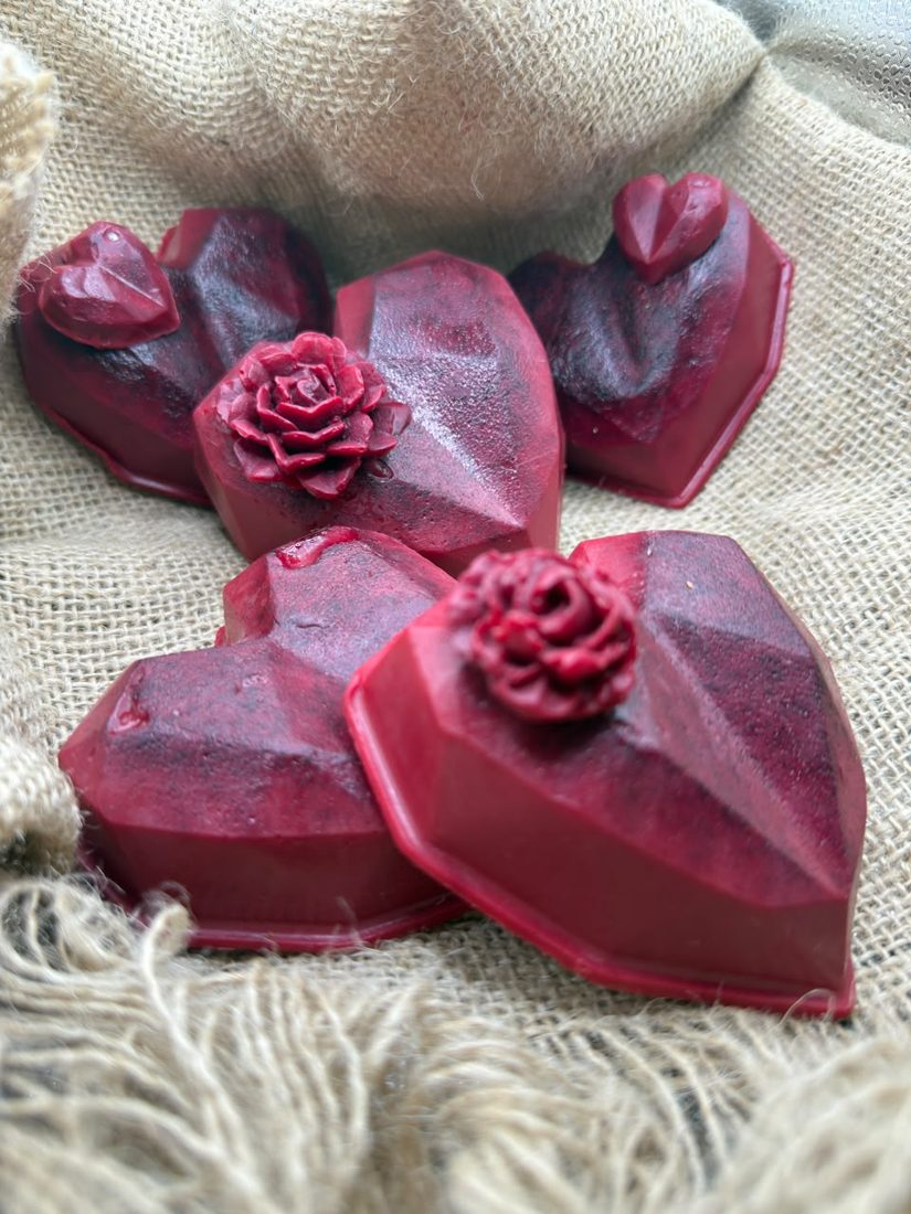 Sabonetes Coração + Flor vermelhos sobre juta