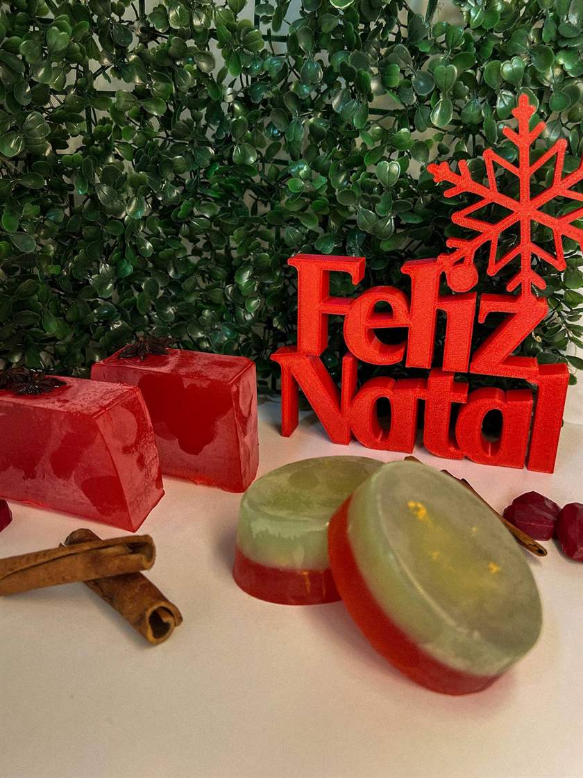 Kit de Natal com barras vermelhas decoradas com anis estrelado, sabonetes vermelho e verde, canela e placa Feliz Natal