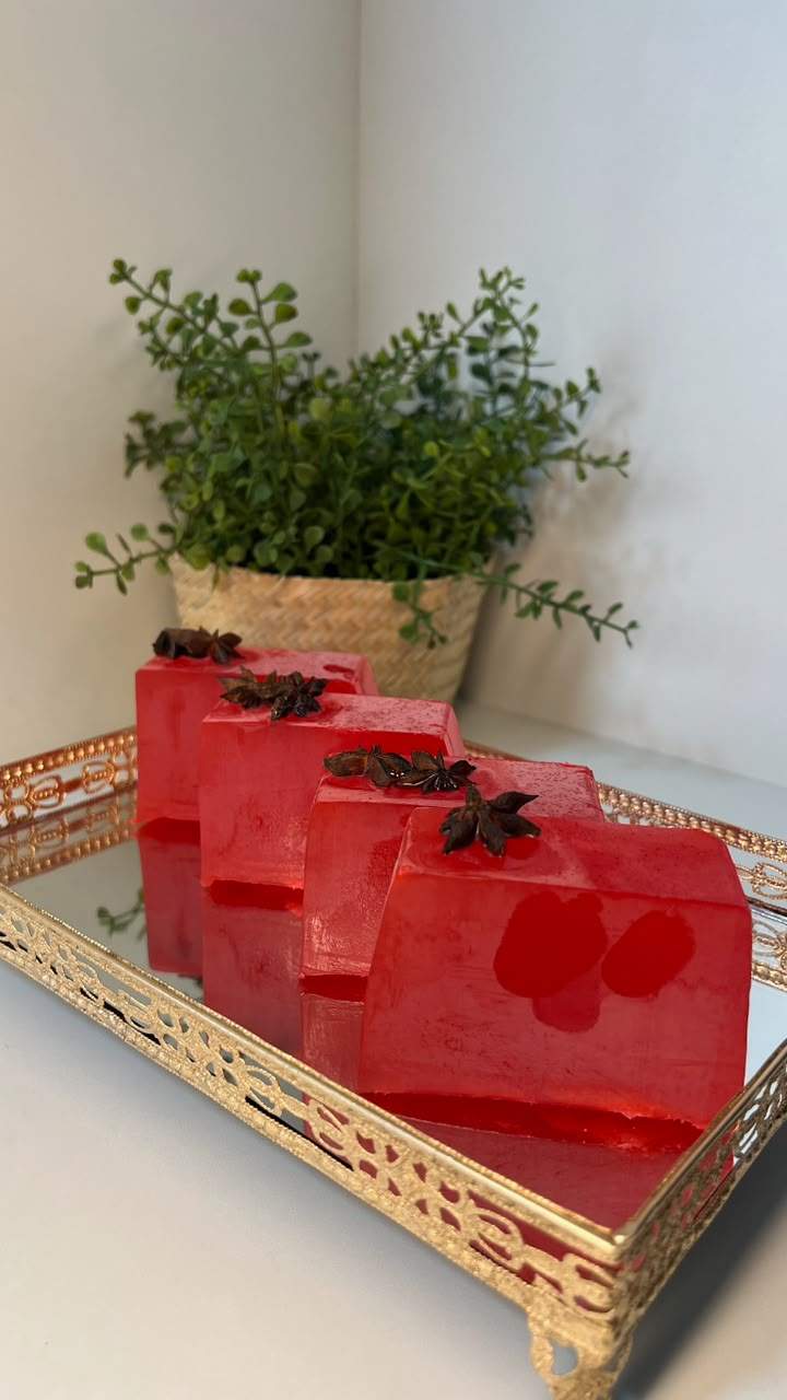 Kit de Natal com barras vermelhas decoradas com anis estrelado, sabonetes vermelho e verde, canela e placa Feliz Natal (foto 2 de 2)